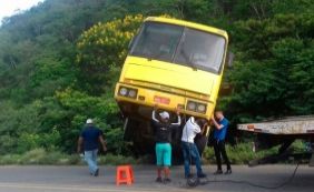 Ônibus fica pendurado em ribanceira depois de pane elétrica na BR-242
