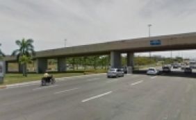 Motorista é preso por não socorrer policial após colisão na Av. Paralela