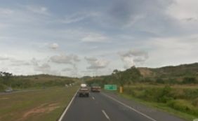 Manifestantes ateiam fogo na pista e bloqueiam passagem na BR-324