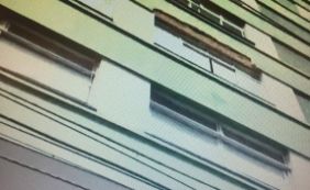 Estrutura cai de prédio e atinge duas pessoas na Rua Carlos Gomes