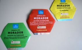 Leitor denuncia venda de adesivos de moradores para acesso às vias do carnaval