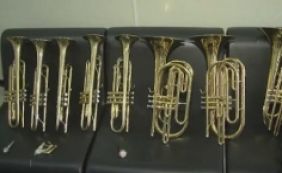 Oito instrumentos musicais com carimbo do MEC são encontrados em matagal