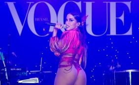 Anitta chama atenção com look "fio dental" no Baile da Vogue; fotos