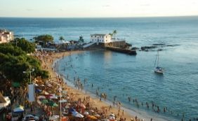 Mulher flagra esgoto sendo depositado na praia do Porto da Barra; Seman rebate