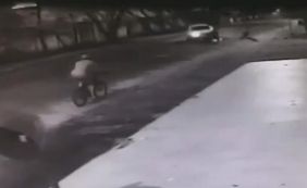 Câmera flagra motociclista sendo arremessada após ser atingida por caminhonete