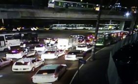 Acidente entre carro e moto da PM causa congestionamento na Rótula do Abacaxi