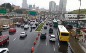 Carro quebrado complica trânsito na Av. Paralela nesta quarta-feira; confira