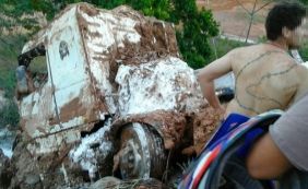 Motorista morre após caminhão cair dentro de rio em Teixeira de Freitas