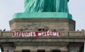‘Refugiados são bem-vindos’, diz faixa colocada na Estátua da Liberdade, em NY