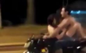 Casal é flagrado fazendo sexo sobre motocicleta em movimento; vídeo