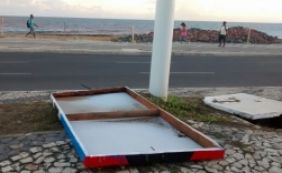 Chuvas e ventos fortes derrubam placas de divulgação do Carnaval de Salvador