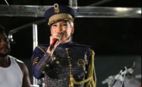 Na Barra, Claudia Leitte para trio e ajuda criança perdida a encontrar os pais