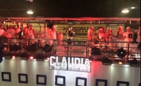 Cláudia Leitte em frente ao Villa Mix: “Galera da Metrópole, chuva de beijos!"