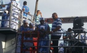 Com o filho, Lázaro Ramos curte o bloco Filhos de Gandhy em cima do trio