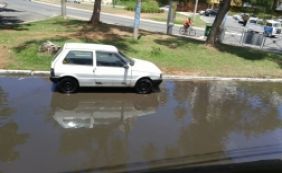 Motoristas enfrentam alagamento no Rio Vermelho após chuva; confira outras vias