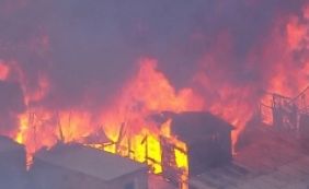 Incêndio atinge barracos em Paraisópolis na tarde desta quarta-feira 