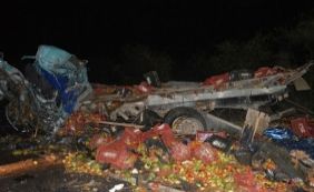 Colisão entre dois caminhões deixa três mortos na BR-407