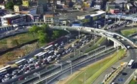 Grande fluxo de ônibus na rodoviária causa retenção na av. ACM