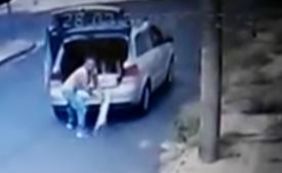 Câmera flagra abandono de cachorro na rua e dona é presa; veja vídeo