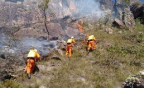 Rio de Contas: bombeiros e voluntários tentam conter incêndio em reserva