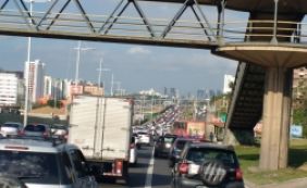 Segunda-feira começa com congestionamento na Avenida Paralela; veja o trânsito