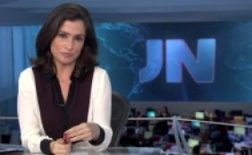 Âncora do Jornal Nacional engasga durante edição e agita internet; veja vídeo