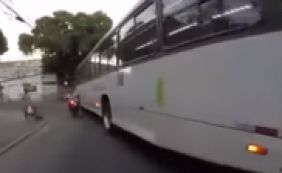 Ônibus passa por cima de motociclista, que sobrevive ileso; veja vídeo