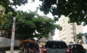 Obras da Bahiagás deixam trânsito lento na rua Ceará, no bairro da Pituba