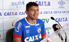 Após eliminação, volante do Bahia é provocado por jogador do Paraná e 'pega ar'