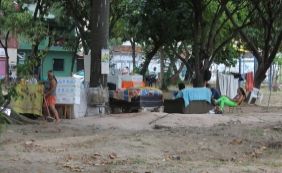 Praça dos Dendezeiros espera por revitalização e vira abrigo de moradores de rua