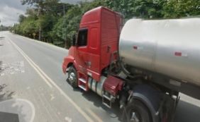 Madre de Deus: caminhão de combustível pega fogo após bater em van