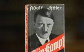Com venda proibida, exemplares do livro 'Mein Kampf', de Hitler, são apreendidos