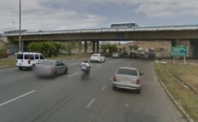 Engavetamento envolvendo três carros deixa trânsito lento na Av. Paralela