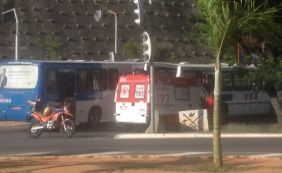 Colisão entre dois ônibus deixa feridos e trânsito travado no Dique do Tororó