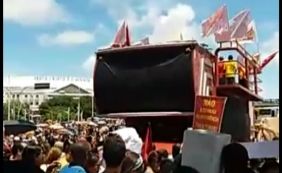Manifestantes fazem paródia de 'Santinha' durante protesto contra Temer; veja