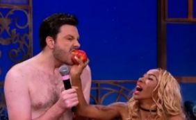 Inês Brasil faz strip-tease no "The Noite" e faz Danilo Gentili ficar nu; veja