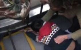 Menino fica com mão presa em escada rolante e é resgatado; veja vídeo