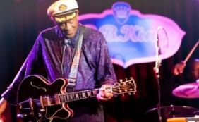 Chuck Berry, um dos pioneiros do rock, morre aos 90 anos nos Estados Unidos