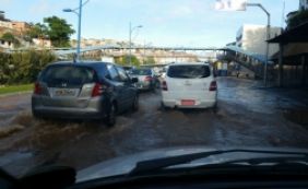 Vazamento de água causa lentidão na Avenida Vasco da Gama; veja o trânsito 