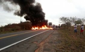 Contra reforma da Previdência, manifestantes fecham BR-116 em Tucano