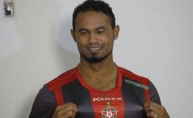 Mulher do goleiro Bruno manda recado em rede social: 'Chora recalque'