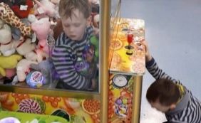 Criança de 3 anos fica presa em máquina de brinquedos e é resgatada por bombeiro