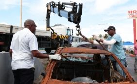 Oito veículos sucateados são retirados em operação na Boca do Rio