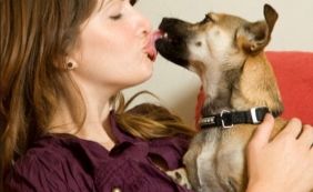 Idosa é internada em estado grave depois de receber lambidas na boca do cão