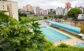 Após um ano, piscina olímpica ainda tem arquibancadas e banheiros provisórios