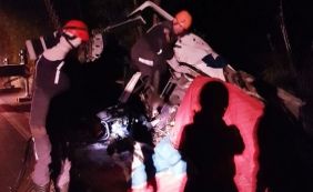 Acidente entre carro e caminhão deixa três mortos na BA-093