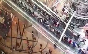 Escada rolante muda de sentido em shopping e deixa 18 feridos; veja vídeo