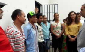 Comitiva do governo visita presos e articula mediação de conflito de terras
