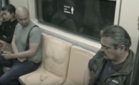 Campanha contra o assédio no metrô usa banco com pênis; veja reação das pessoas