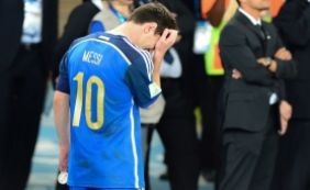 Messi é punido por quatro jogos após insultar assistente brasileiro